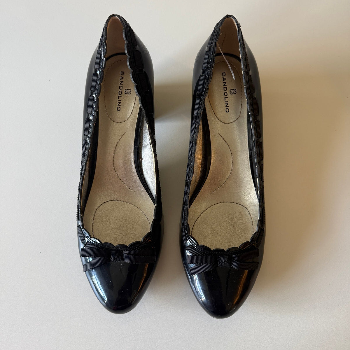 Bandolino Oceanna Black Patent Block Heel Pumps Bow Scalloped Trim Sz 8.5