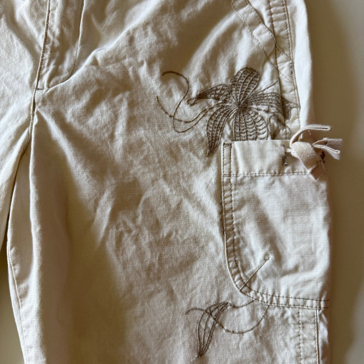 Gloria Vanderbilt Cream Cargo Capri Pants Embroidered Tie Hem Boho Y2K Sz 10