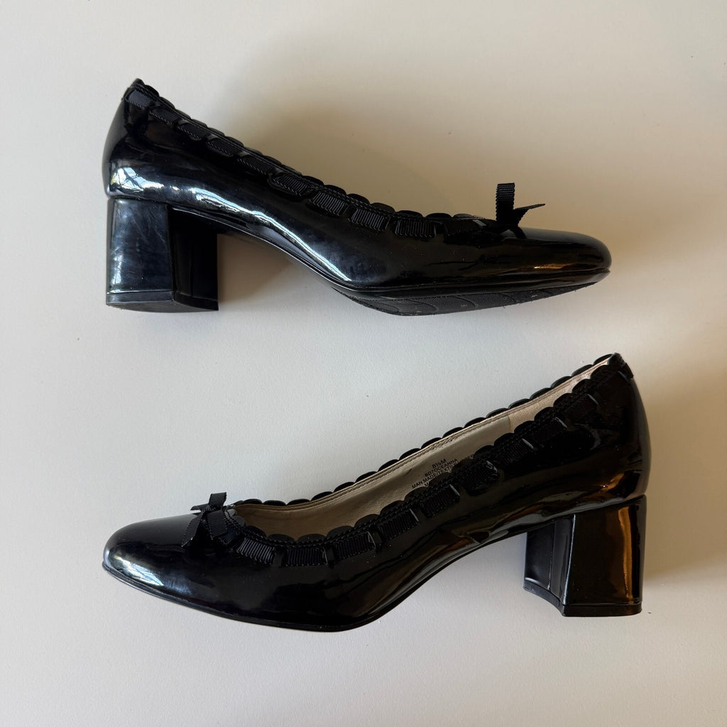 Bandolino Oceanna Black Patent Block Heel Pumps Bow Scalloped Trim Sz 8.5