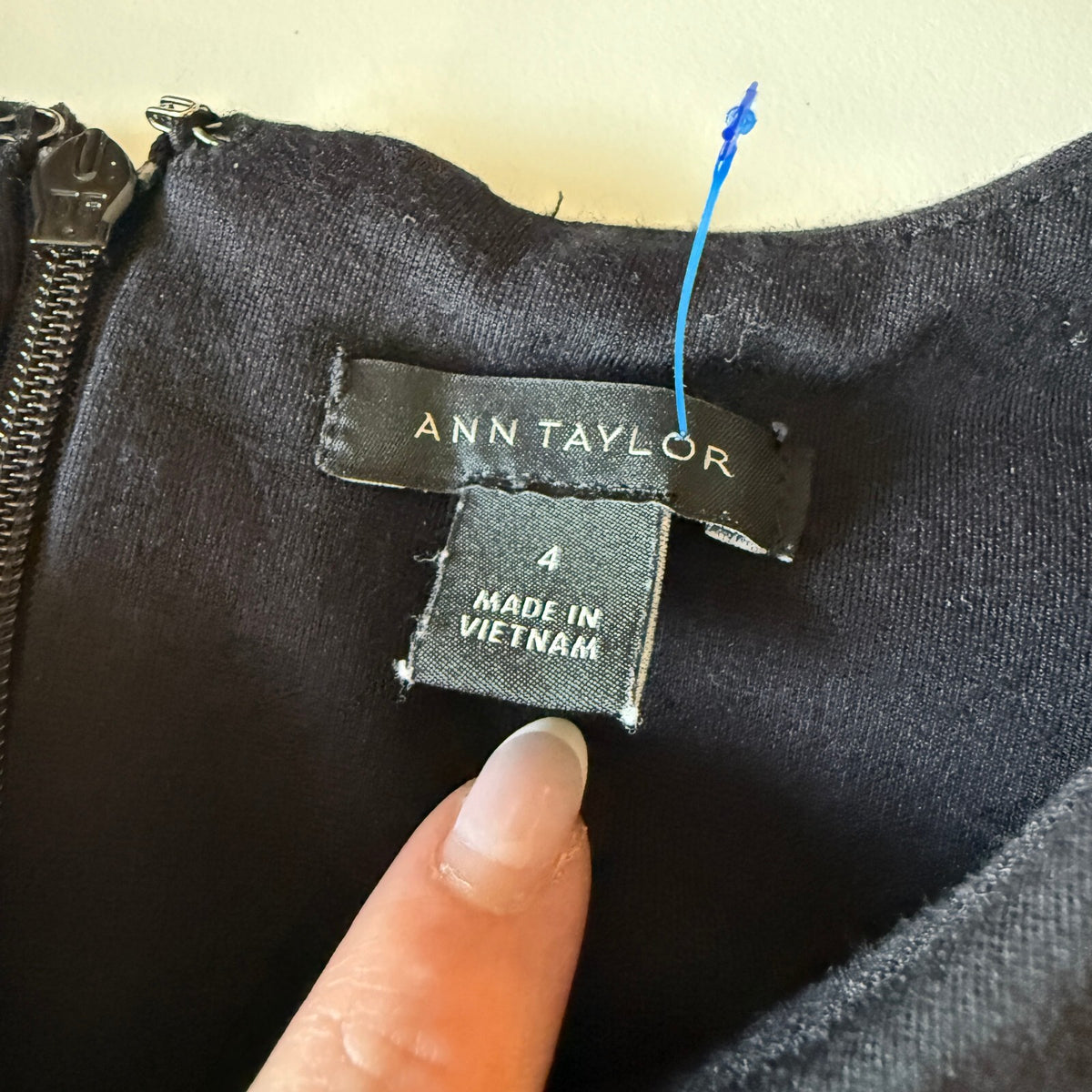 Ann Taylor Black Shift Dress Size 4 Gold Button Flap Pockets Short Sleeve Work